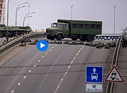 Шел Трамп по шоссе