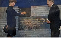 Капсула времени принцессы Дианы преждевременно открыта после 34 лет пребывания в Лондоне