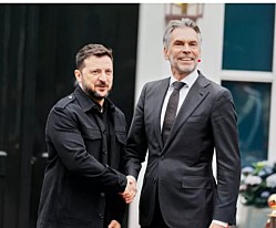 Премьер-министр Нидерландов Дик Схооф сказал, что пакет вооружений поможет Украине не только продолжать борьбу за свою свободу, но и за свободу всей Европы.