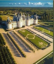 Замок Шамбор — один из самых великолепных замков во Франции и крупнейший замок в Долине Луары.