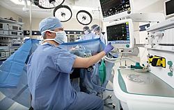 Во Франции открывается судебный процесс над анестезиологом, подозреваемым в отравлении 30 пациентов