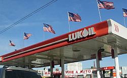194 АЗС «Лукойла» в США за $150 млн предложила взять в лизинг Ramoco Fuels. 