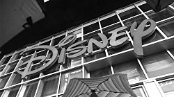 Disney отказывается от инициатив DEI, меняет отказ от ответственности за классические фильмы