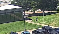 ФБР опубликовало видеозапись, на которой подозреваемый в убийстве Чарли Кирка скрывается с места