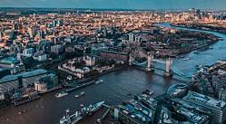 У попавших под санкции российских олигархов нашли десятки не арестованных особняков в Британии