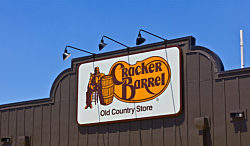 Cracker Barrel навсегда отказывается от нового логотипа, сохраняя традиционный