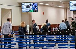 В США из-за продолжающегося шатдауна отменены тысячи рейсов. Сенат готовится к новой попытке урегулировать бюджетный кризис.