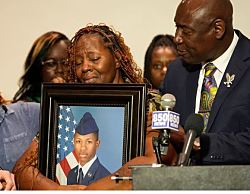 Нательная камера: Полиция застрелила вооруженного афроамериканца в стычке