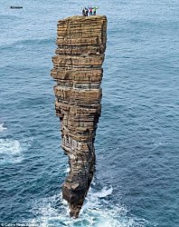 У северного побережья Шотландии, возвышаясь из Атлантического океана, возвышается скала Олд-Мэн-оф-Хой – одна из самых высоких морских скал в Европе.