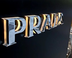 Prada поглотит дом моды Versace