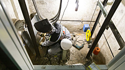 Российские регионы резко сократили замену старых лифтов из-за отсутствия денег