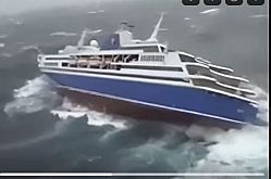  Круизный лайнер Grand Voyager попал в 11-балльный шторм в Средиземном море по пути из Туниса в Барселону.