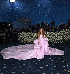 В Нью-Йорке прошел главный бал высокой моды Met Gala 