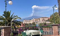 На острове Сицилия началось извержение вулкана Этна