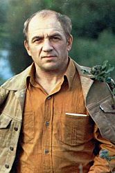 Я очень давно играю спектакль "Афинские вечера" и часто езжу в одном купе с Ольгой Александровной Аросевой.